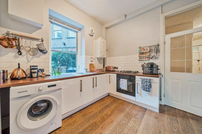 2 Bedroom Flat To Rent In South Lambeth Road, Vauxhall, London, SW8