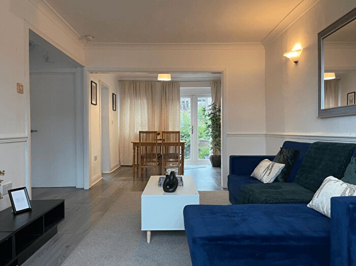 2 Bedroom Flat To Rent In Godolphin Road, London, W12