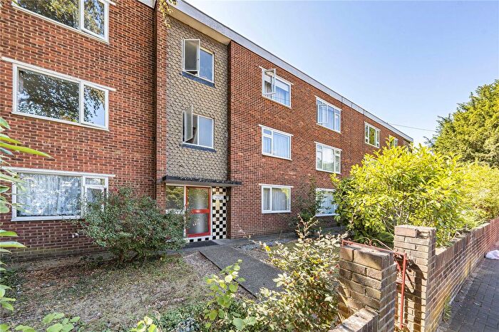 2 Bedroom Flat For Sale In Woodlands Grove, Isleworth, TW7
