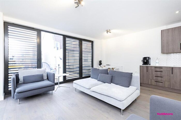 2 Bedroom Flat To Rent In Green Lanes, London, N8