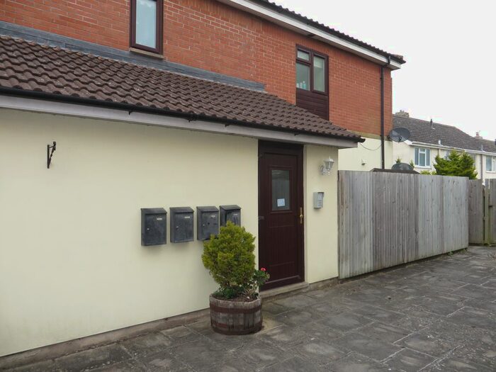 2 Bedroom Flat To Rent In Brooks Road, Street, BA16