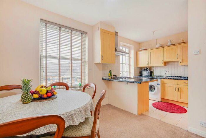 2 Bedroom Flat To Rent In Cedar Court, East Sheen, SW14