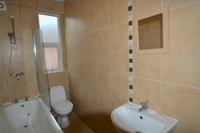 6 Bedroom House To Rent In Hessle Place, Leeds, LS6