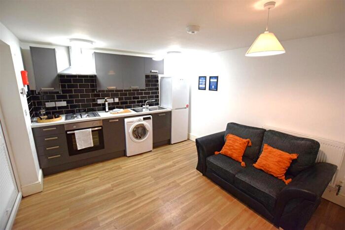 2 Bedroom Flat To Rent In Cross Street - Student Apartment - /, LN5