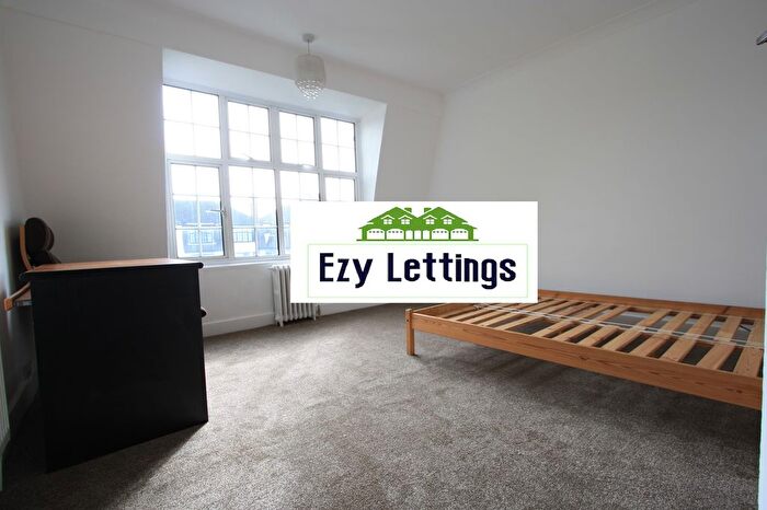 3 Bedroom Flat To Rent In Leigham Avenue, London, SW16