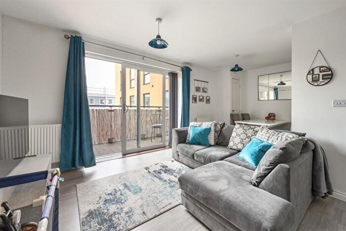 2 Bedroom Apartment For Sale In Chigwell Road, South Woodford, E18