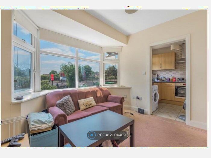 2 Bedroom Flat To Rent In Western Avenue, London, W3