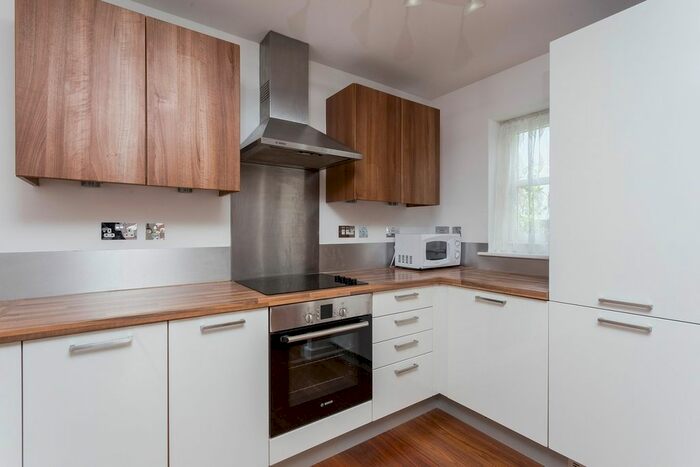 2 Bedroom Flat To Rent In Pinnata Close, Enfield, EN2