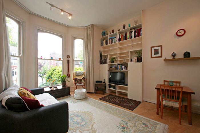 Apartment To Rent In Belsize Avenue, Belsize Park, London, NW3