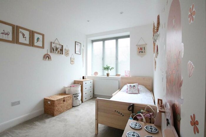 2 Bedroom Apartment For Sale In Kingston Road, Leatherhead, KT22