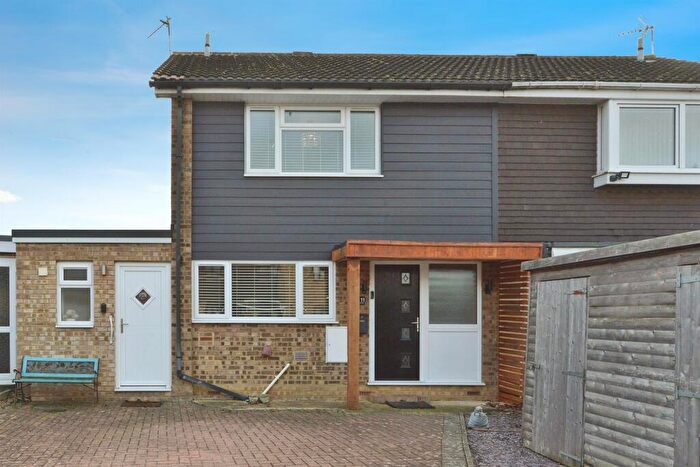 3 Bedroom Semi Detached House For Sale In Keats Close, Newport Pagnell, MK16
