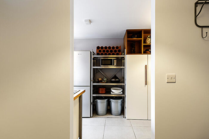 1 Bedroom Flat To Rent In Mile End Road E Lj, London, E1