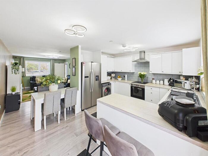 4 Bedroom Semi-Detached House For Sale In Heol Llanelli, Trimsaran, Kidwelly, SA17