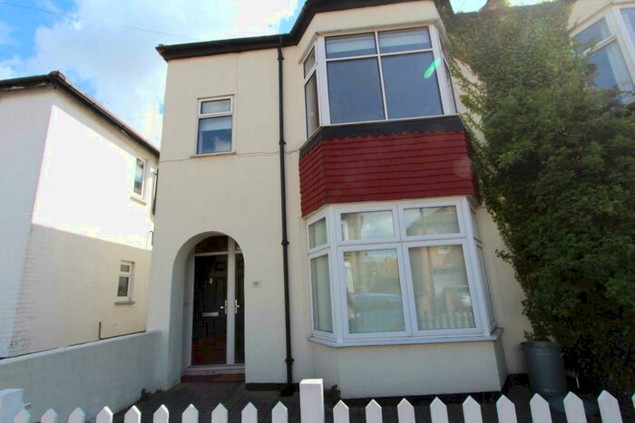 2 Bedroom Flat To Rent In Station Road, Leigh On Sea, SS9