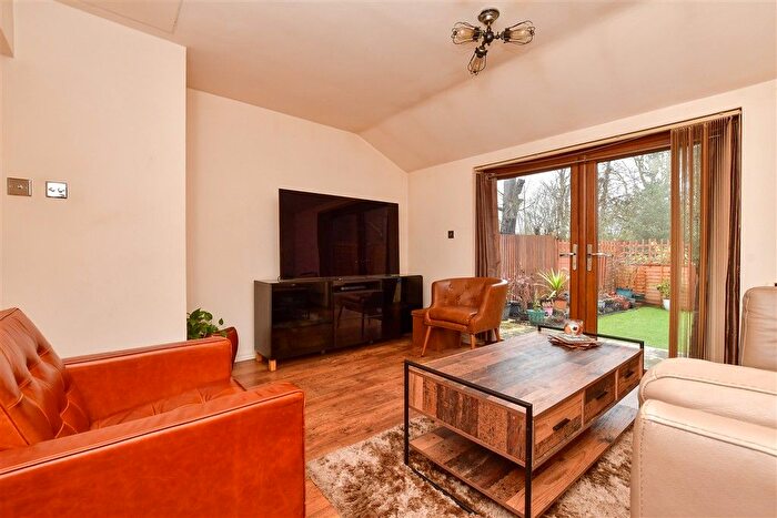 3 Bedroom Flat For Sale In Blenheim Crescent, South Croydon, Surrey, CR2