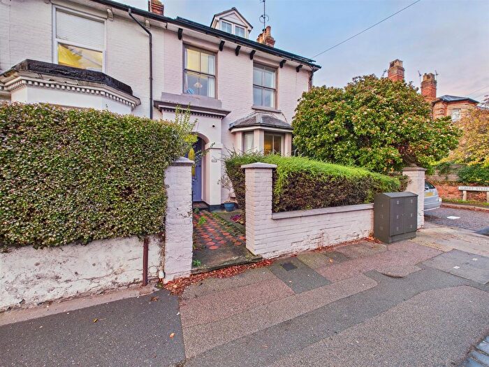 3 Bedroom End Terrace House For Sale In Tring Road, Aylesbury, Buckinghamshire, HP20