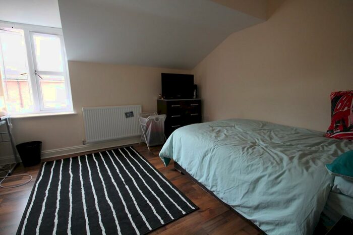 4 Bedroom Town House To Rent In Blue Fox Close, West End, Leicester, LE3
