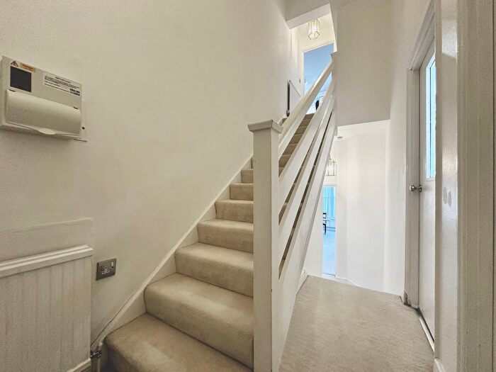 1 Bedroom Flat To Rent In Nevern Square, London, SW5