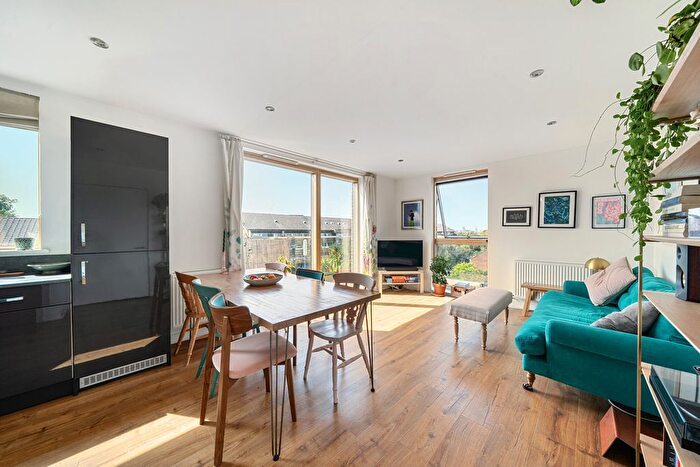 2 Bedroom Flat For Sale In Sumner Road, London, SE15
