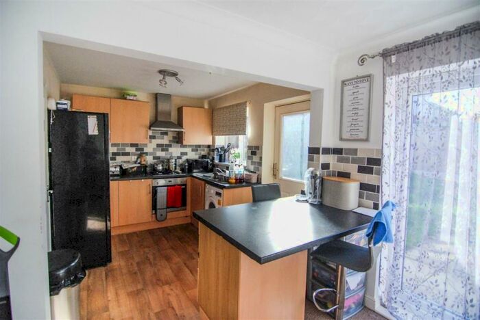 3 Bedroom Detached House To Rent In Parkland View, Lundwood, S71