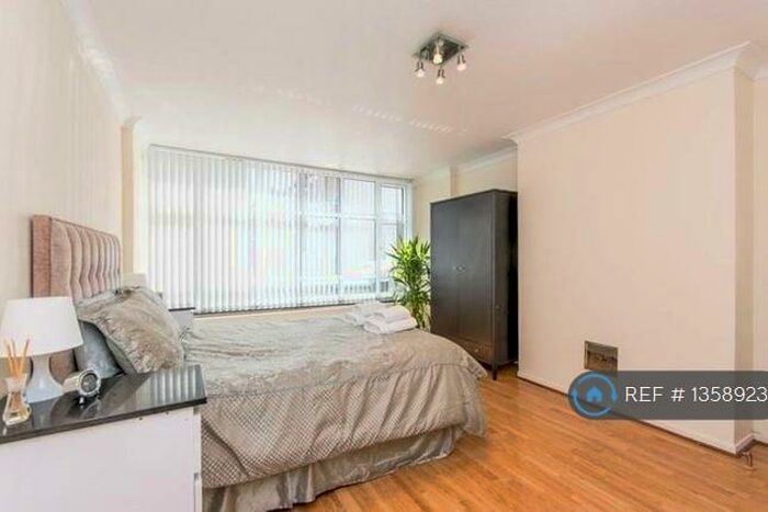 3 Bedroom Flat To Rent In Ground Floor, London, NW10