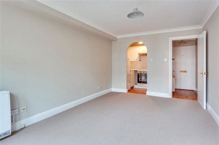 1 Bedroom Flat To Rent In Imperial Court, Station Road, Henley-On-Thames, Oxfordshire, RG9