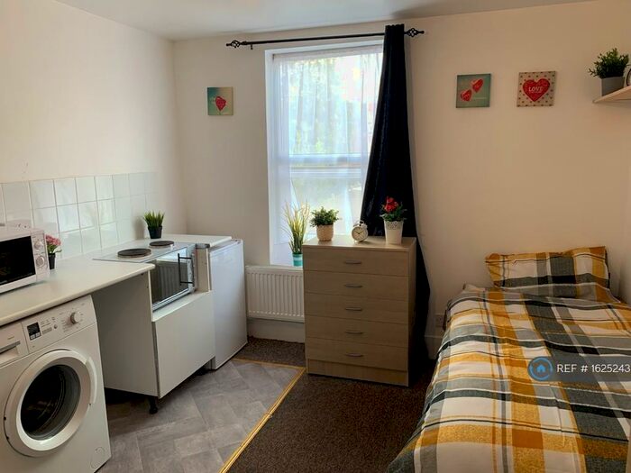 Studio To Rent In St. Pauls Road, London, N17