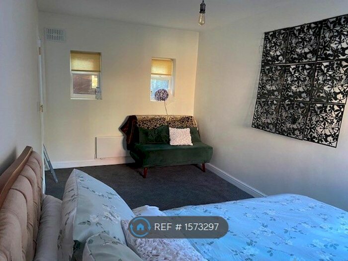 Studio To Rent In Whitehill Avenue, Luton, Bedfordshire, LU1