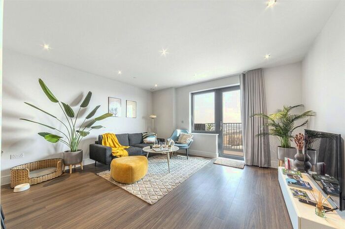 3 Bedroom Flat To Rent In Uncle Southall, Merrick Road, Southall, UB2