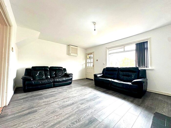 3 Bedroom Property To Rent In Londesboro Terrace, Leeds, LS9