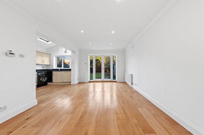 3 Bedroom Flat For Sale In Hopton Road, Streatham, London, SW16