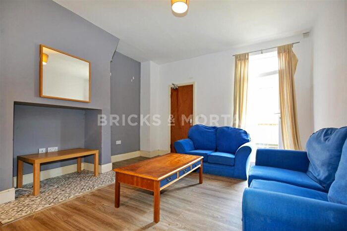 3 Bedroom Flat To Rent In (£pppw) Malcolm Street, Heaton, Newcastle Upon Tyne, NE6