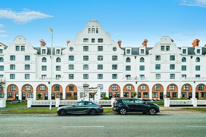 2 Bedroom Flat For Sale In Grand Avenue, Worthing, BN11