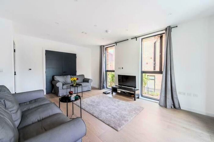 3 Bedroom Flat To Rent In Kilburn Park Road, London, NW6