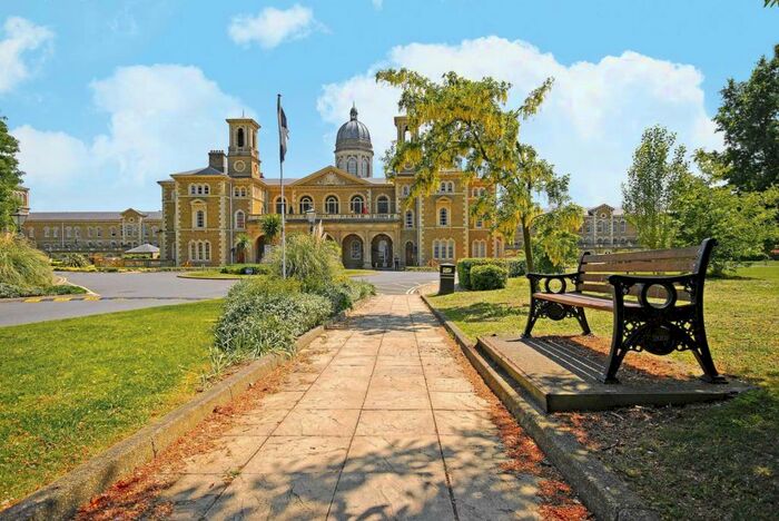 2 Bedroom Flat To Rent In Princess Park Manor, Friern Barnet, London, N11