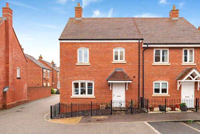 3 Bedroom Semi Detached House For Sale In Scarletts Road, Wellesley, Aldershot, Hampshire, GU11