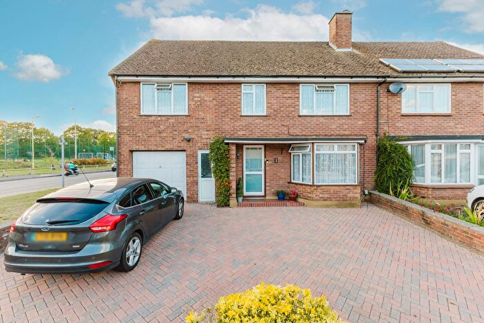 5 Bedroom Semi-Detached House For Sale In Widgeon Way, Watford, WD25