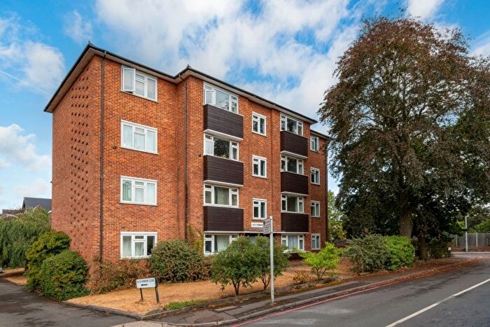2 Bedroom Flat For Sale In Kenmore Close, Kew, Richmond, Surrey, TW9