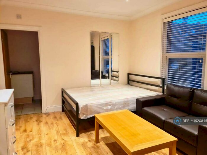 Studio To Rent In New Southgate, London, N11