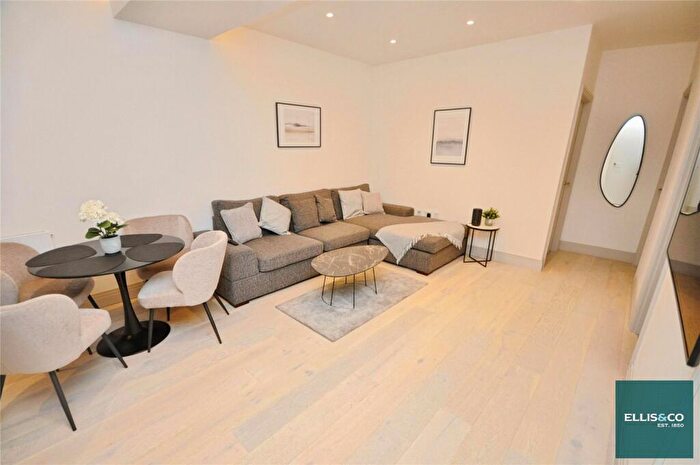 2 Bedroom Apartment For Sale In Ballards Lane, Finchley, N3