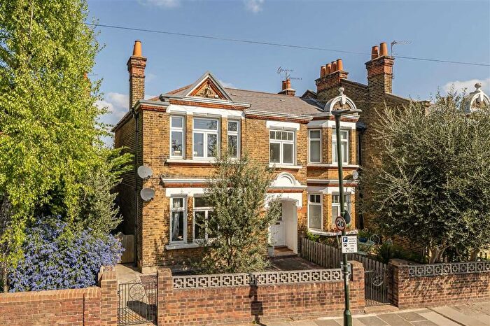 2 Bedroom Flat To Rent In North Worple Way, East Sheen, SW14