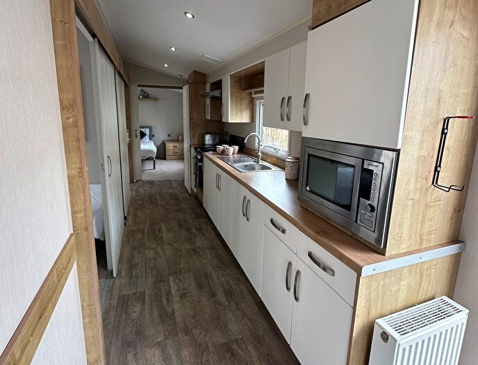 2 Bedroom Mobile/park Home For Sale In Vinnetrow Road, Runcton, Chichester, PO20