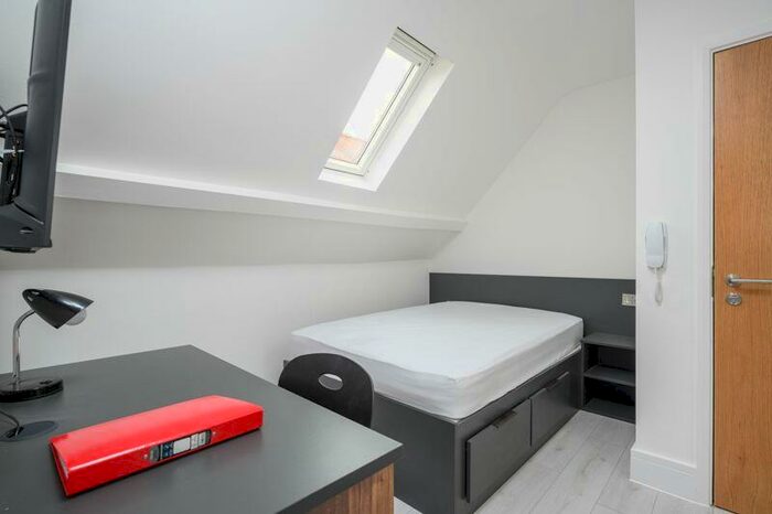 1 Bedroom Flat To Rent In High Street, Walton-On-Thames, KT12