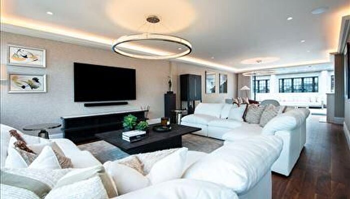 3 Bedroom Flat To Rent In - Young Street, Kensington, London, W8