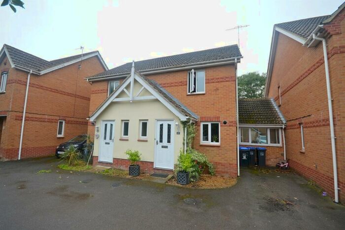 2 Bedroom Semi-Detached House To Rent In Essenhigh Drive, Worthing, BN13