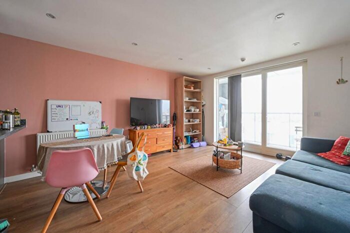 2 Bedroom Flat For Sale In Cordelia Street, Canary Wharf, London, E14