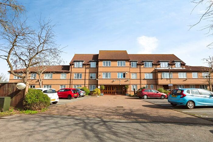 1 Bedroom Flat For Sale In Limewood Court, Beehive Lane, Ilford, IG4
