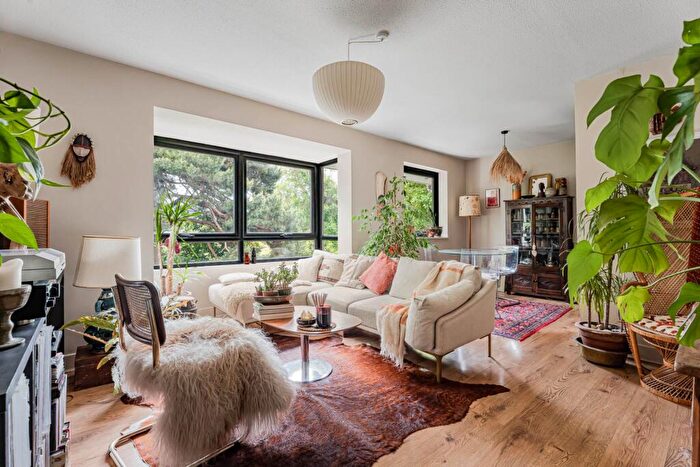 2 Bedroom Flat For Sale In Southfield Park Flats, Oxford, OX4