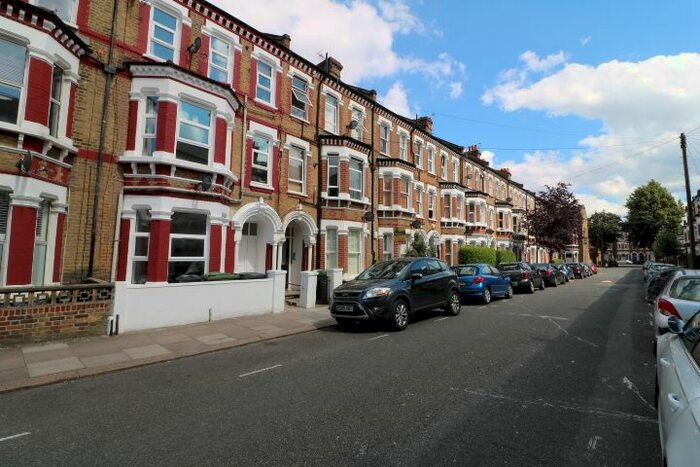 3 Bedroom Flat To Rent In Tremadoc Road, London, SW4