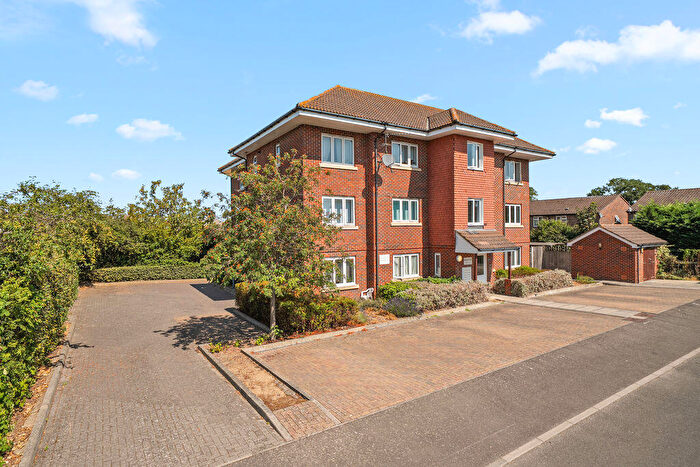 2 Bedroom Flat For Sale In Lansdown Close, Walton-On-Thames, KT12